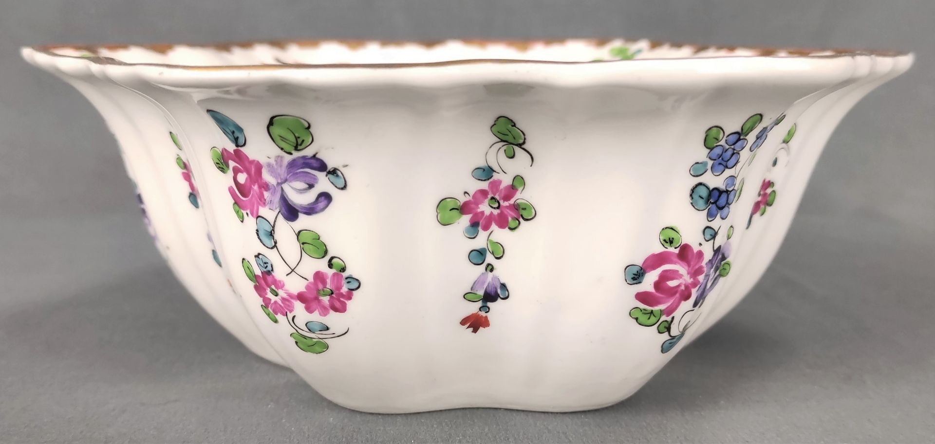 Bowl, star-shaped flared upwards, curved rims, finely polychrome decorated with floral motifs, gold