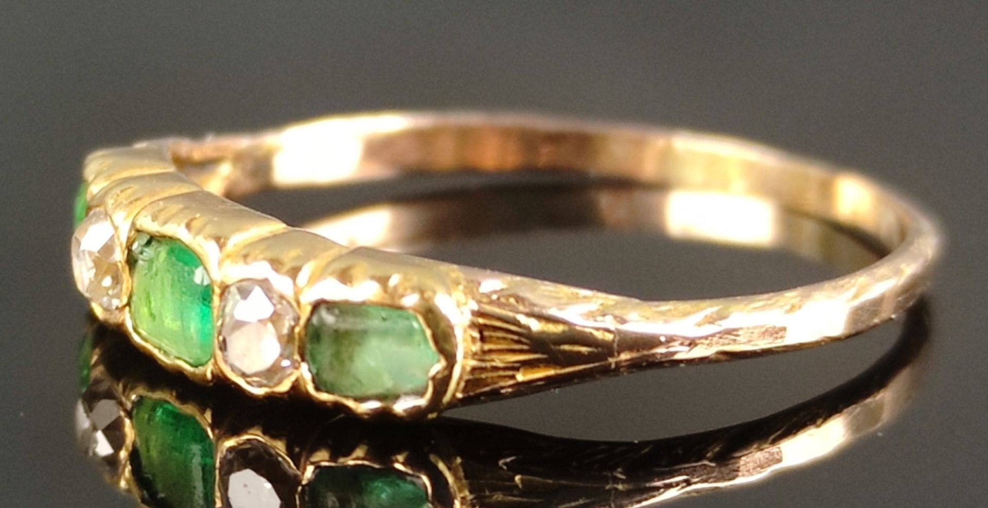 Antiker Smaragd-Diamant-Ring, drei facettierte Smaragde und zwei Brillanten dazwischen, 750/18K Gel