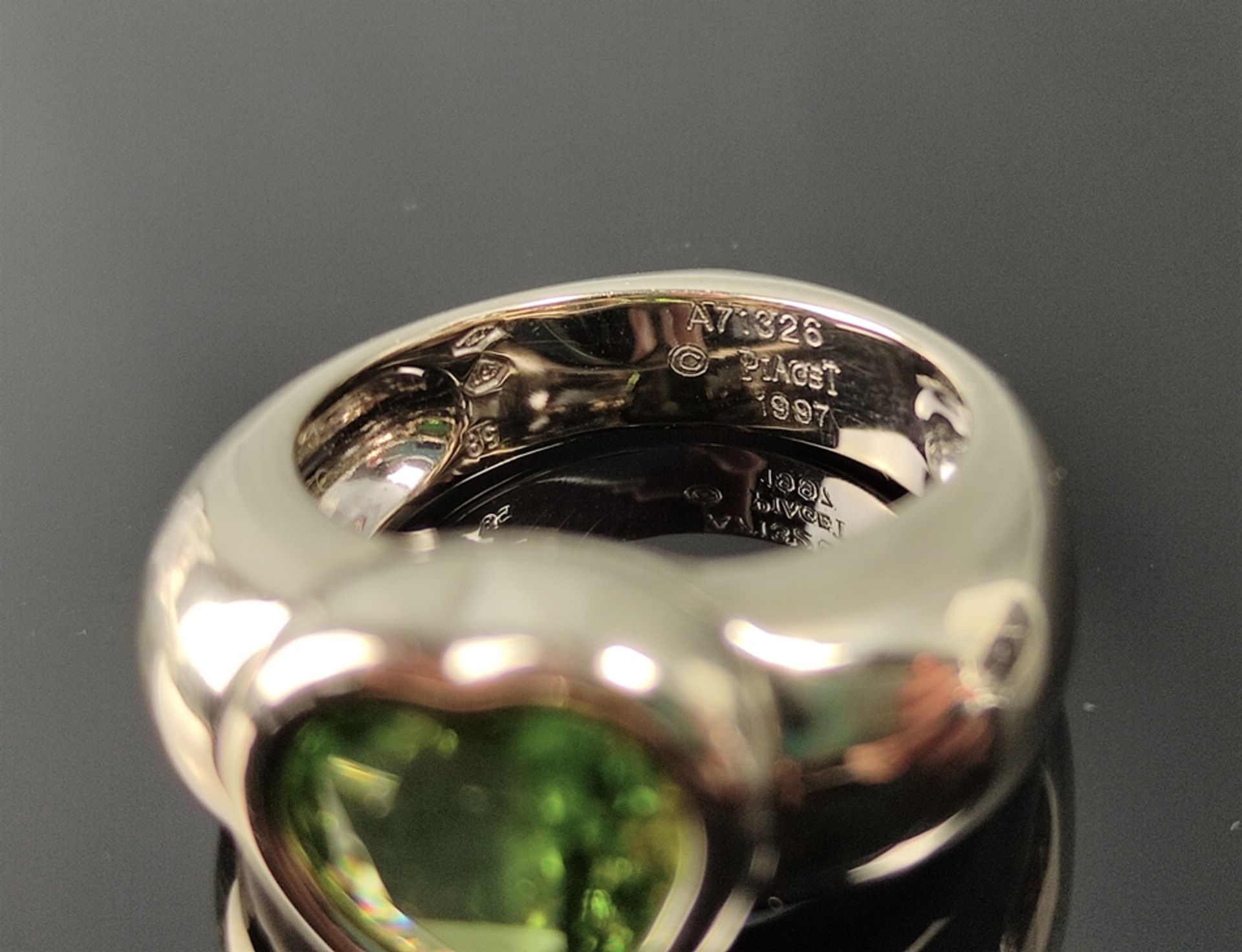 Exklusiver Piaget Ring, mittig großer grüner Peridot in Herzform, nummeriert: A71326, 750/18K Weißg - Bild 3 aus 3
