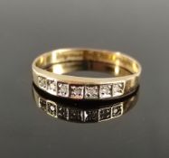 Diamant-Ring, Ringkopf besetzt mit 7 facettierten Diamanten (geprüft), W, VSI-SI, zusammen um 0,14c