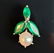 Smaragd-Anhänger, mit drei Smaragden im Marquise-Schliff, darunter eine Perle von schönem Glanz, Du