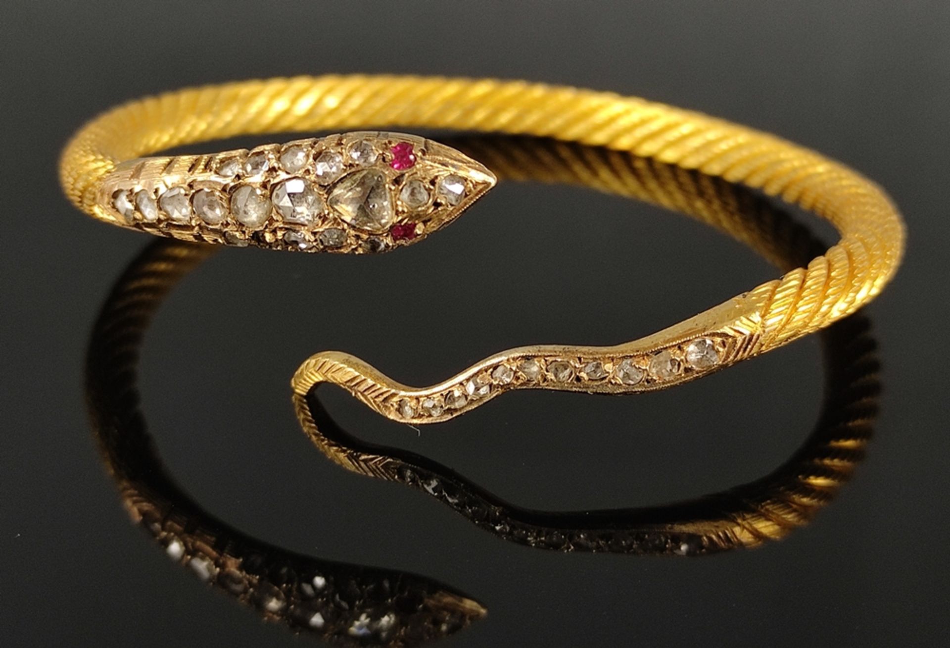 Exklusive antike Armspange als Schlange gearbeitet, besetzt mit Diamanten und Rubinen als Augen, En