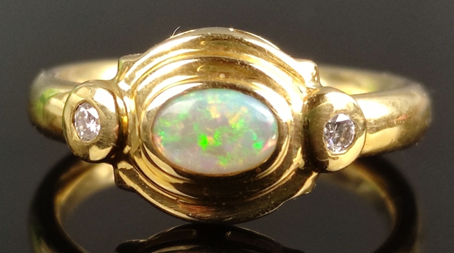 Opal-Diamant-Ring, mittig Opal-Cabochon von schönem Farbenspiel, ca. 4x7mm, daneben je ein kleiner  - Bild 2 aus 3