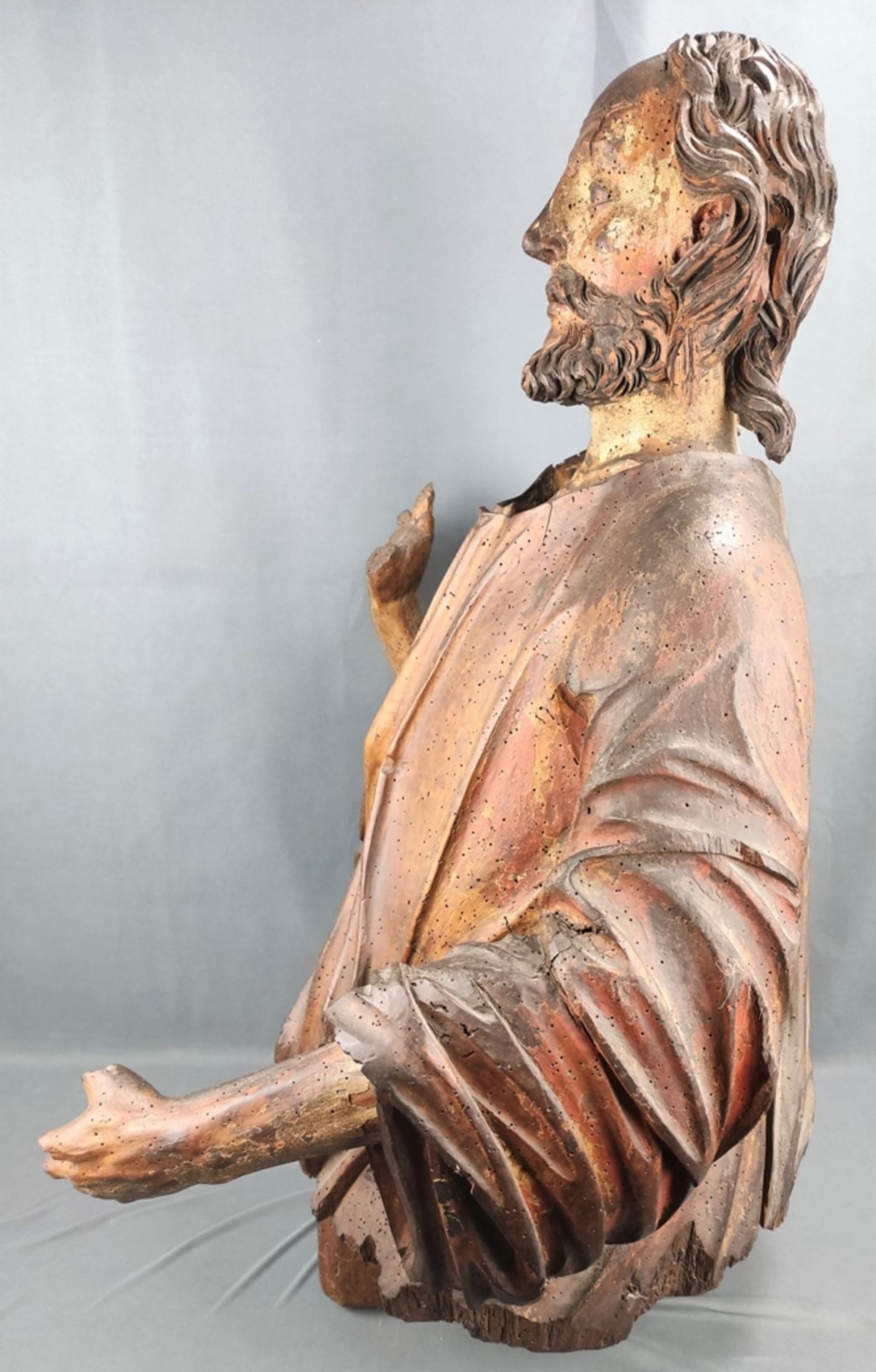 Palmesel-Christus, vollrund geschnitzter Torso, fein ausgearbeitetes Gesicht, unterhalb Zapfen sich - Bild 5 aus 7