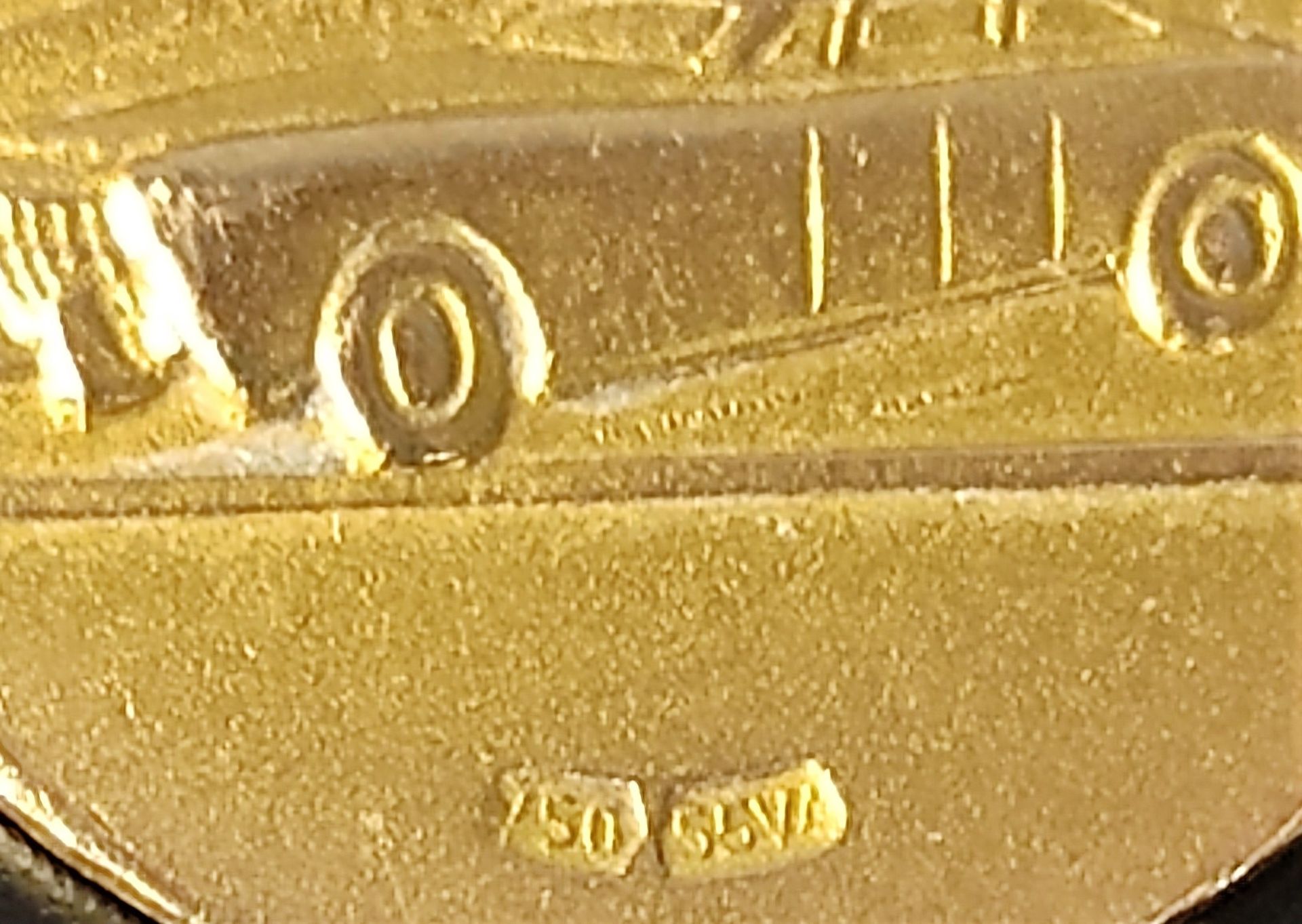 Anhänger, rund, Vorderseite mit Oldtimer, Rückseite mit heiligem Christopherus, 750/18K Gelbgold, 1 - Bild 3 aus 3