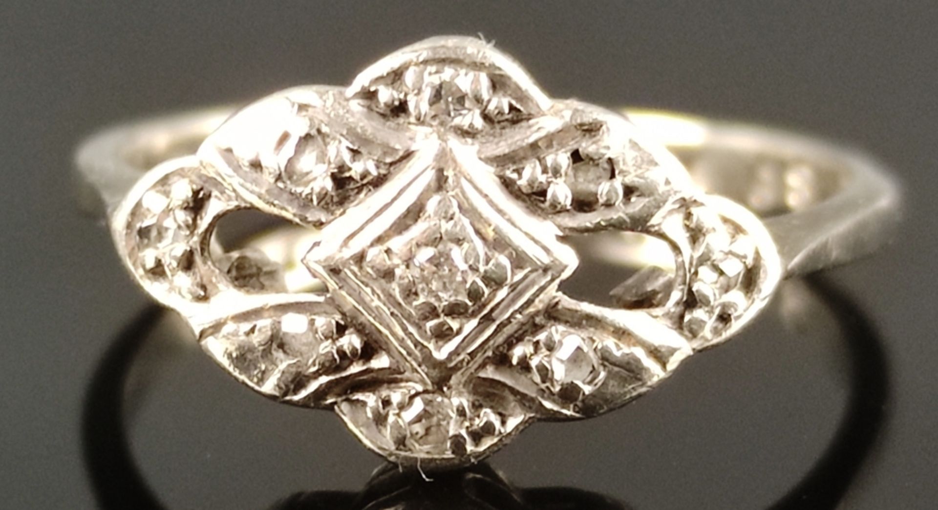Art-Déco-Ring, besetzt mit 9 kleinen Diamanten, 585/14 Weißgold (getestet), um 1920/30, 1,67g, Ring - Bild 2 aus 4
