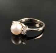 Perlen-Diamant-Ring, mittig Perle mit schönem Lüster, darum vier Brillanten, zusammen um 0,2ct, ein