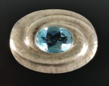 Art-Déco Brosche, mittig großer oval facettierter geprüfter Blautopas von 18ct, Brosche in Hammersc