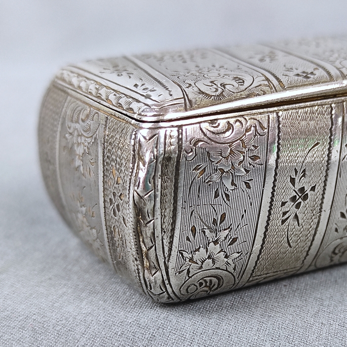 Small lidded box, rectangular, chased floral decoration, Paris circa 1900, silver 800, 2.5x9x3 cm,  - Image 6 of 6
