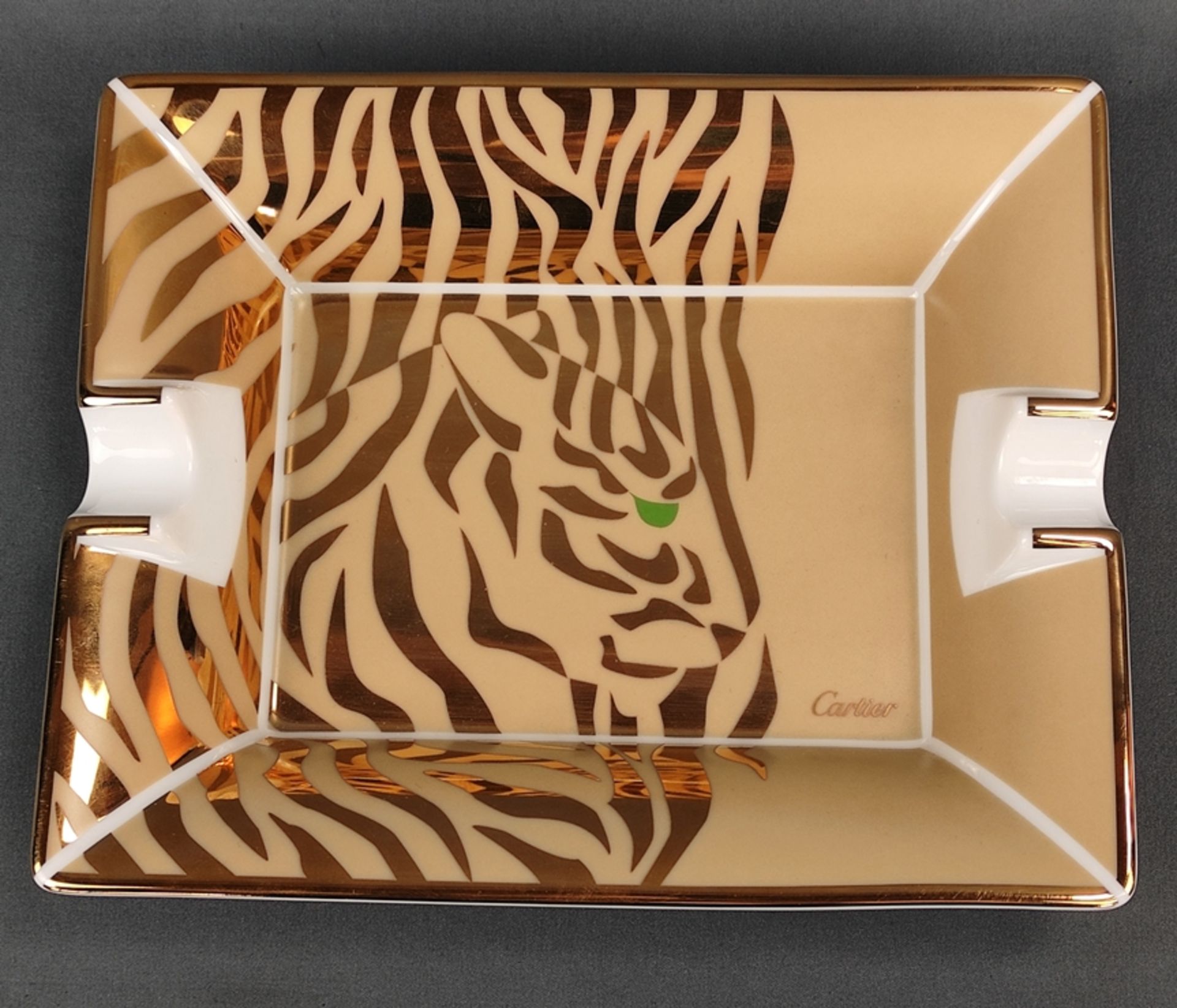 Aschenbecher, Cartier, beiger Fond mit Golddekor als Tiger mit grünen Augen, rechts unten signiert, - Bild 2 aus 3