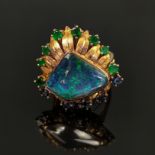 Design-Opal-Ring, 750/18K Gelbgold, 12,45g, mittig Opal-Dublette von schönem Farbenspiel, darum als