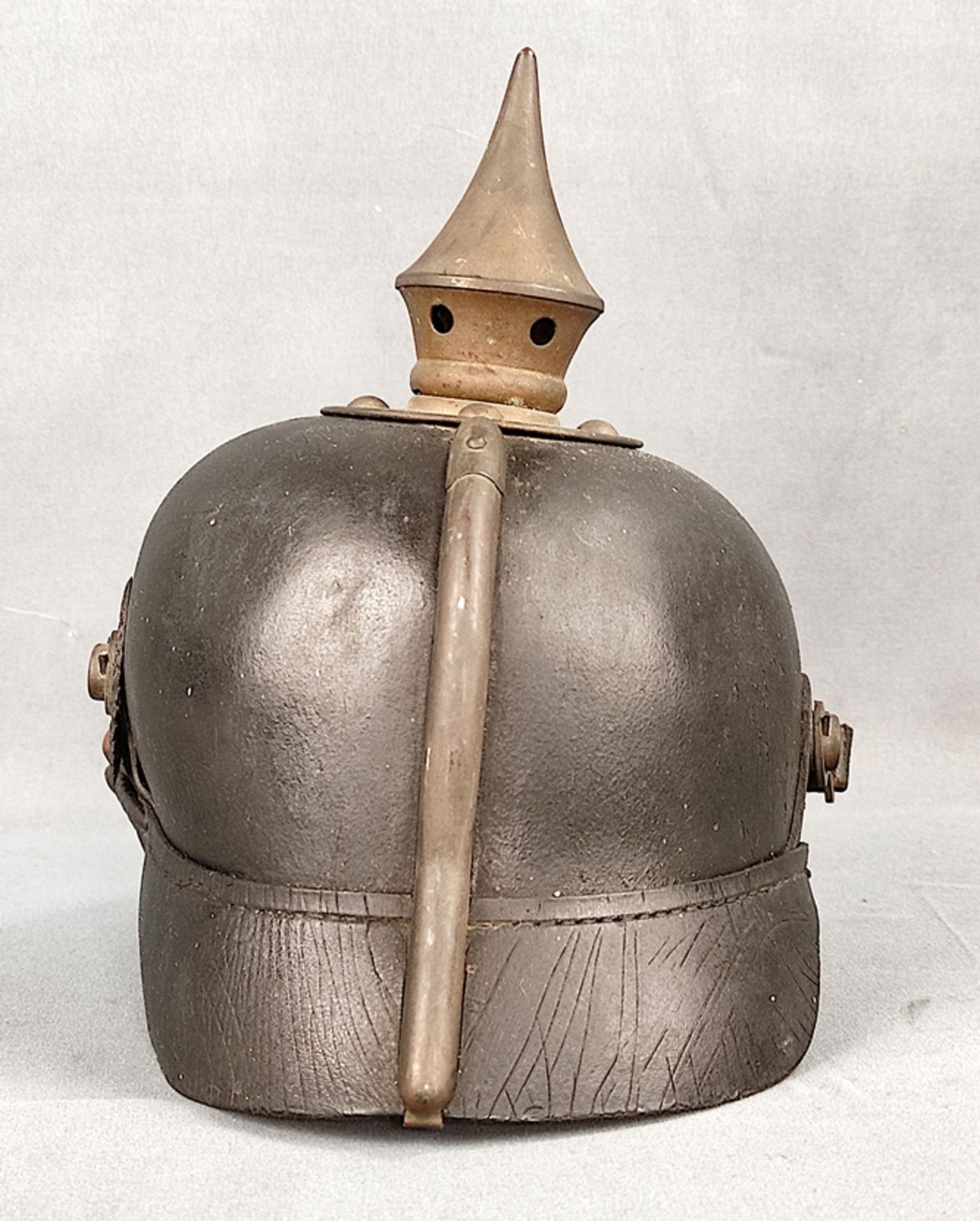 Württembergischer Helm, Glocke aus schwarzem Leder, abgerundeter Vorderschirm, Landeswappen aus Mes - Bild 3 aus 4