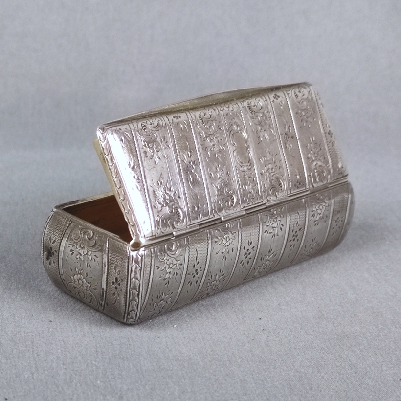 Small lidded box, rectangular, chased floral decoration, Paris circa 1900, silver 800, 2.5x9x3 cm,  - Image 3 of 6