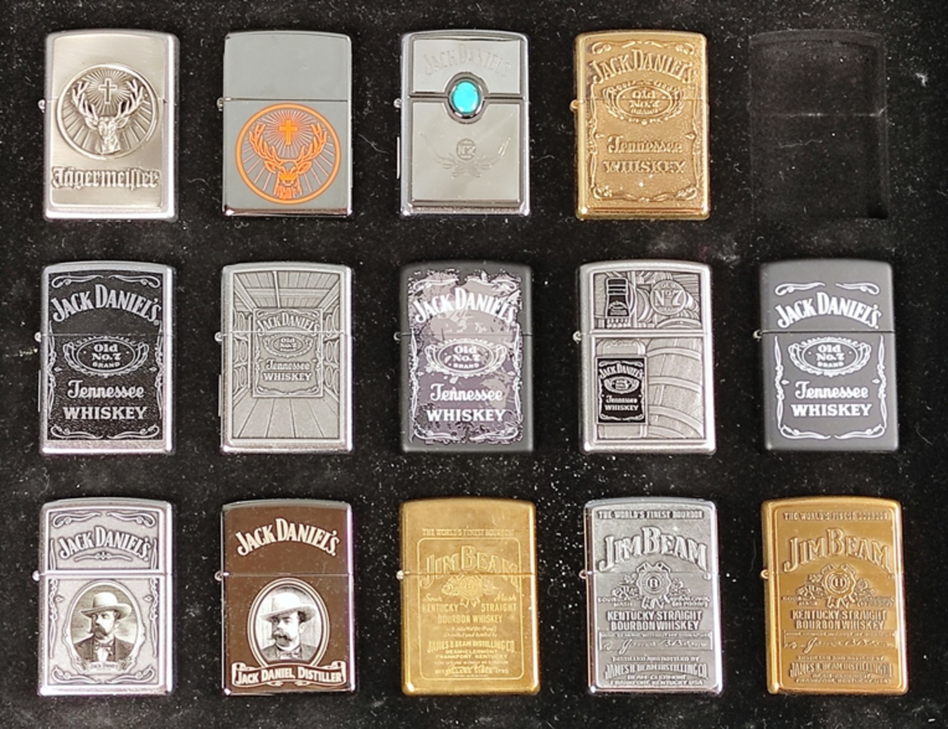 Zippo Konvolut "Jim Beam" und "Jack Daniels", Sammelbox mit 14 Feuerzeugen, 3 x Jim Beam, 9 x Jack  - Bild 2 aus 2