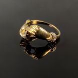 Zwei-Hände-Ring, mittig kleiner Diamant, 333/8K Gelbgold, 2,23g, gefertigt aus zwei Händen, die mit