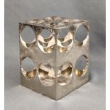 Design-Objekt, quaderförmiger Korpus mit rund ausgefrästen Löchern, nutzbar als Kerzenhalter, oder
