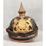 Württembergischer Helm, Glocke aus schwarzem Leder, abgerundeter Vorderschirm, Landeswappen aus Mes