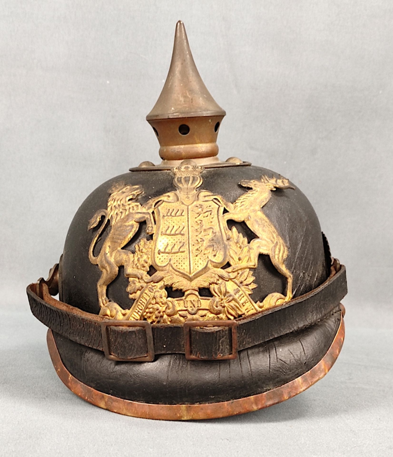 Württembergischer Helm, Glocke aus schwarzem Leder, abgerundeter Vorderschirm, Landeswappen aus Mes