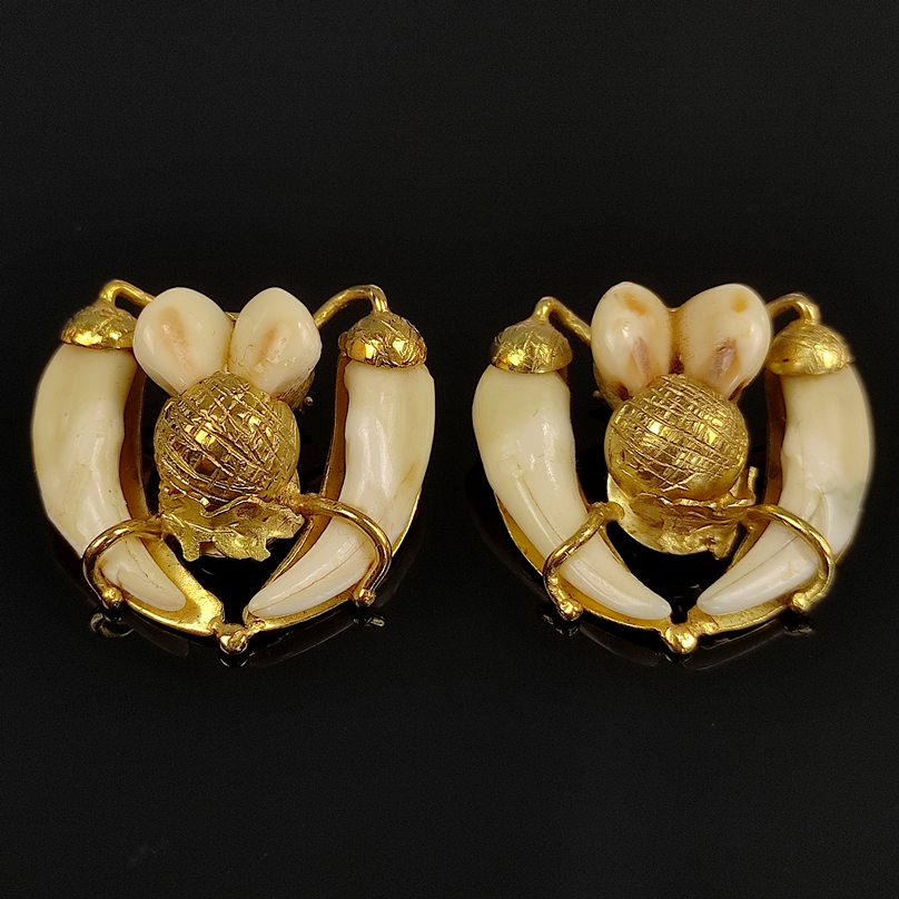 Exclusive pair of earclips, hunting jewelry, 750/18K yellow gold, total weight 17,2g, made of fox t