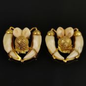 Extravagantes Paar Ohrclips, Jagdschmuck, 750/18K Gelbgold, Gesamtgewicht 17,2g, aus Fuchszähnen un