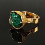 Design-Ring, 750/18K Gelbgold, Gesamtgewicht 14,1g, mittig Element mit Smaragdkristall, moderne Gol