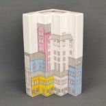 Design-Vase, Thomas, dreieckiger Grundriss, nach vorne getreppt gearbeitet, polychrom mit Gebäude-S