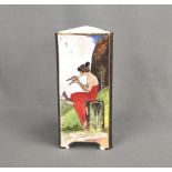 Jugendstil-Vase, dreieckiger Grundriss, Vorderseite mit Flötenspielerin auf Brunnen sitzend, die zw