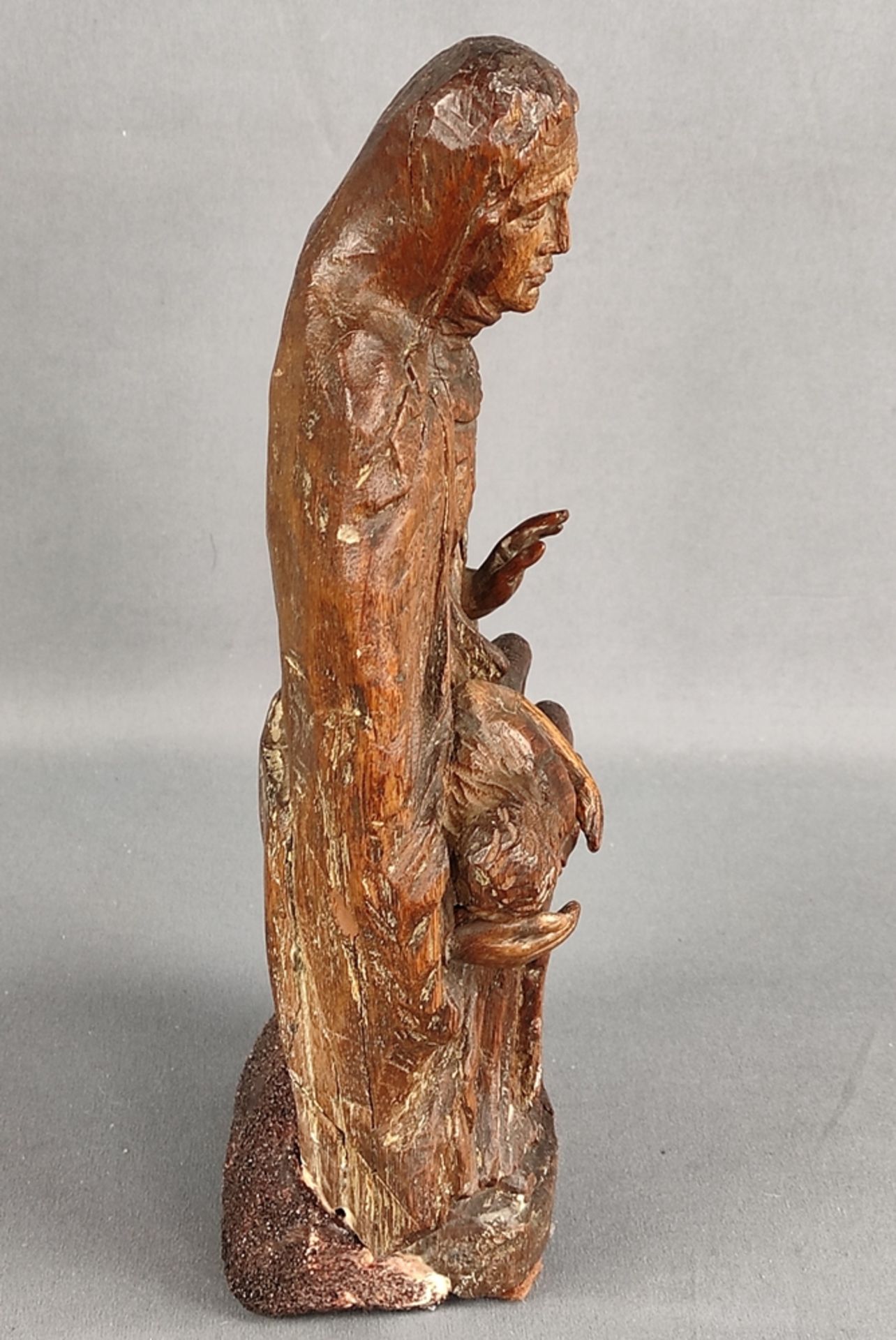 Pieta, Holz, ungefasst, wohl 18. Jahrhundert, H 28cm, rückseitig nachträglich angefügter künstliche - Bild 4 aus 6