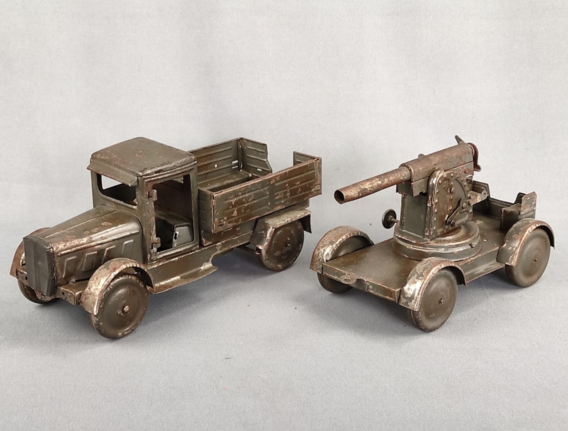 Military vehicle and gun, tin, dimensions vehicle 10x24x9cm, clear traces of rust, door driver's si