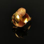 Design-Ring, 750/18K Gelbgold, 9,22g, besetzt mit zwei Aventurinen, Ringkopf aus geschwungenen Elem
