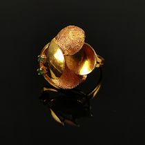 Design ring, 750/18K yellow gold, 9,22g, set with two aventurines, ring head made of curved element