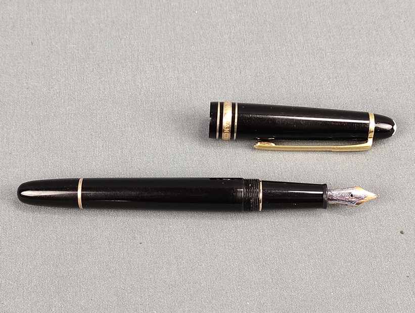 Montblanc fountain pen, black, nib 585/14K gold, length 14cm