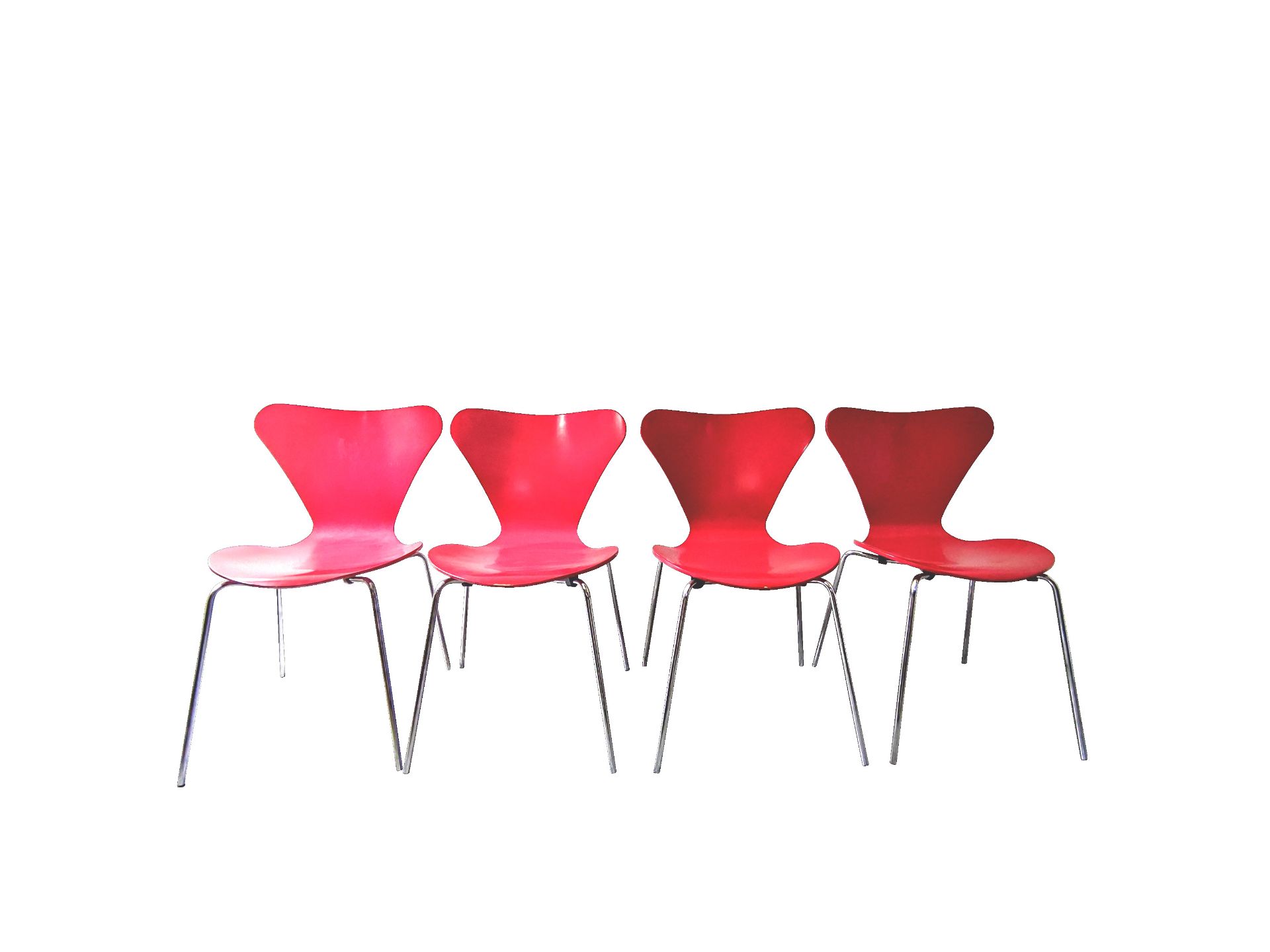 4 Fritz Hansen Stühle, nach, Holz rot lackiert, verchromte Beine, ursprünglicher Entwurf: Arne Jaco