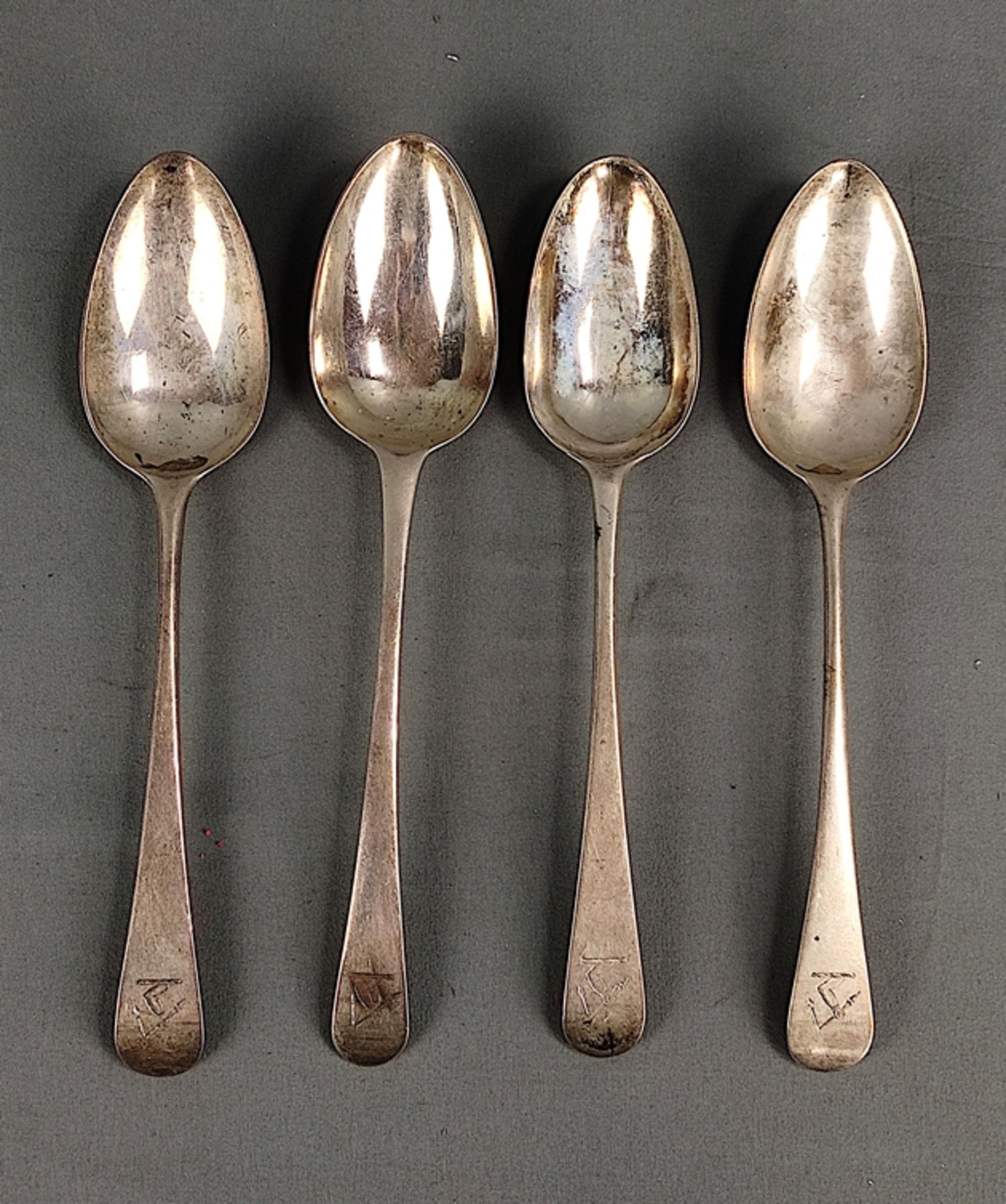 4 Speiselöffel, England, London, 1782, 1787, 1788, verschiedene Silberschmiede, auf Stiel ziseliert