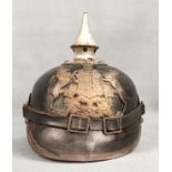 Württembergischer Helm, Glocke aus schwarzem Leder, abgerundeter Vorderschirm, Landeswappen Silberf