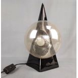 Design Tischlampe, Pyramide aus schwarzer Keramik mit gläsernem Kugelelement, etwa 1980er, 34x26x18