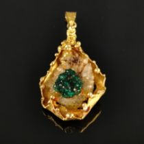 Design pendant, 750/18K yellow gold, total weight 32,1g, center element with emerald crystal on mot