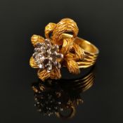 Exklusiver Goldschmiede-Ring, 750/18K Gelbgold, 19g, mittig kleiner Diamant von ca. 0,17ct., gearbe