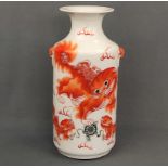 Vase, China, tonnenförmiger Korpus mit kurzem Hals und ausgestelltem Rand, dekoriert in Orange mit
