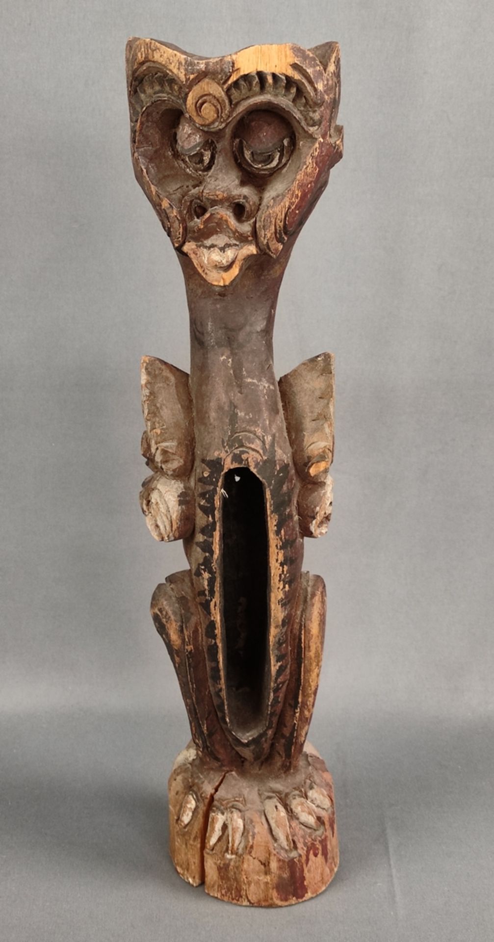 Drachenfigur, wohl Indonesien, Holz, Farbreste, Länge 43cm