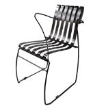 Design-Metall-Stuhl, wohl Italien, gearbeitet aus einzelnen gebogten schwarzen Metallelementen, Maß