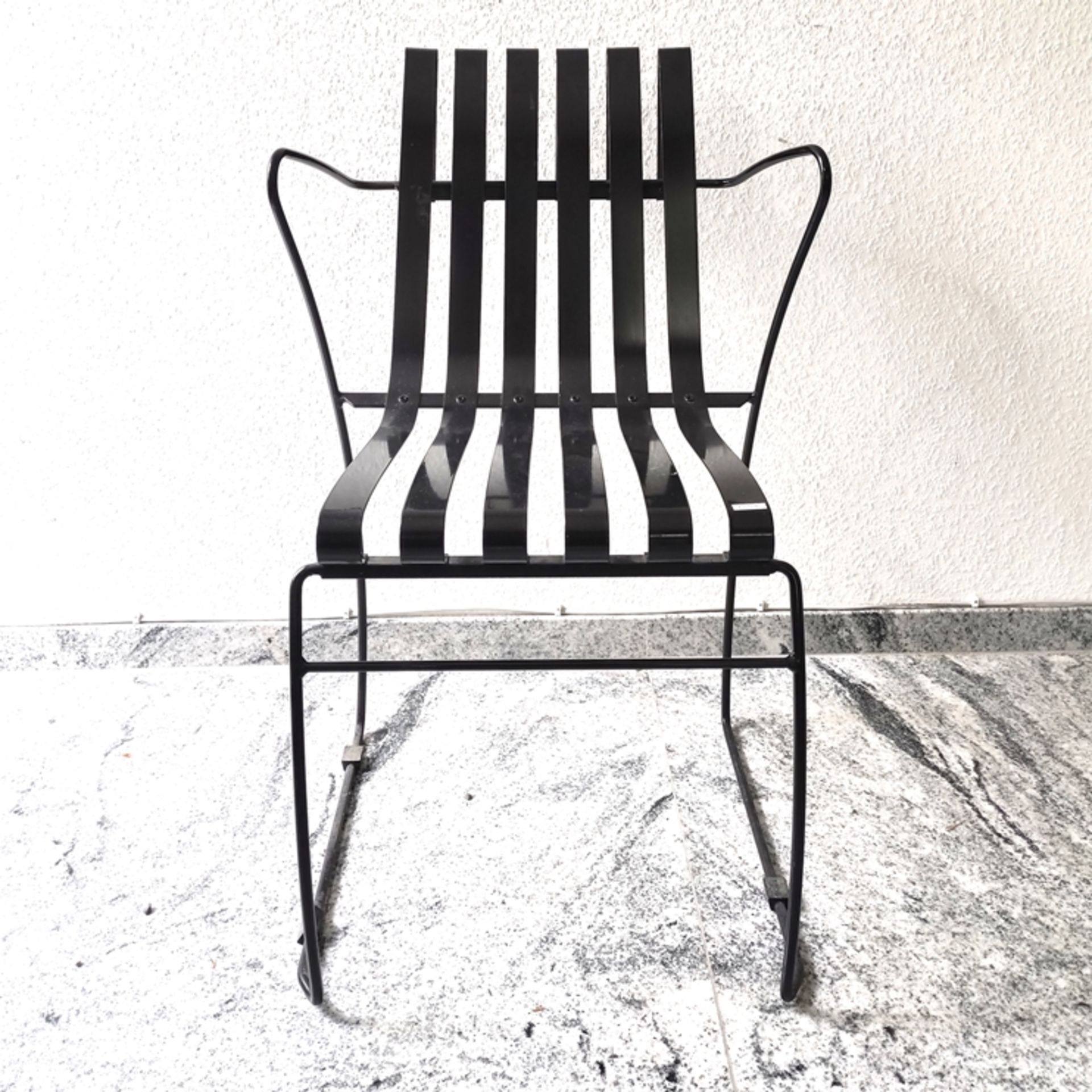 Design-Metall-Stuhl, wohl Italien, gearbeitet aus einzelnen gebogten schwarzen Metallelementen, Maß - Bild 2 aus 2