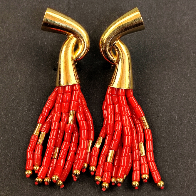 Design coral earrings, each with 9 suspended strands, clasps 750/18K yellow gold, total weight 27,9