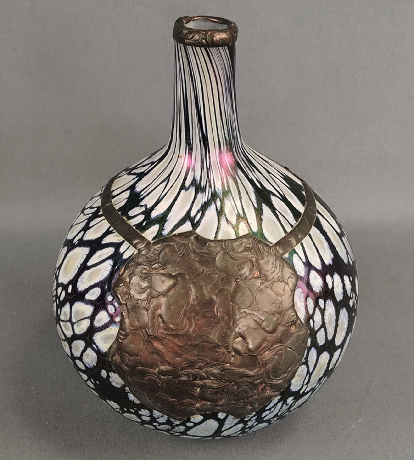 Glasvase mit Zinneinschmelzungen, gebauchte Form, gerader kurzer Hals, irisierendes Glas, 1. Hälfte