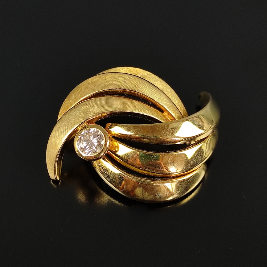 Brilliant brooch, 585/14K yellow gold, total weight 12,2g, center set diamond around 0,65ct, dimens