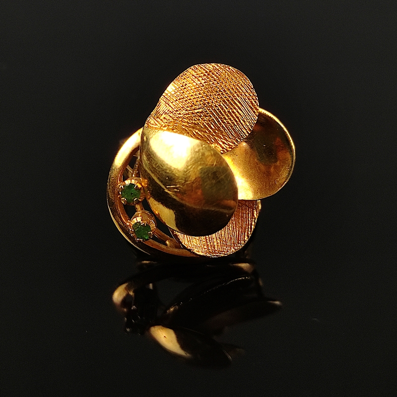 Design ring, 750/18K yellow gold, 9,22g, set with two aventurines, ring head made of curved element - Image 2 of 3