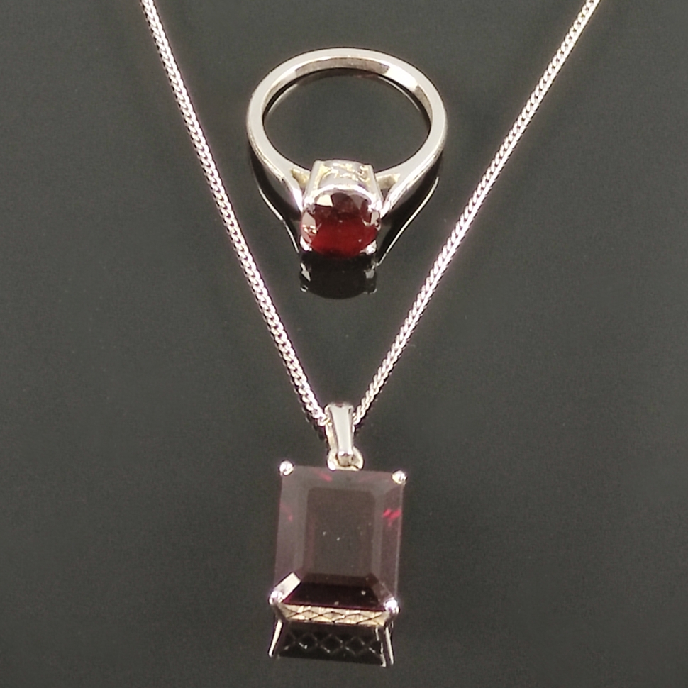 Jewelry set garnet, 3 pieces, silver 925, total weight 8,5g, consisting of a pendant on chain as we