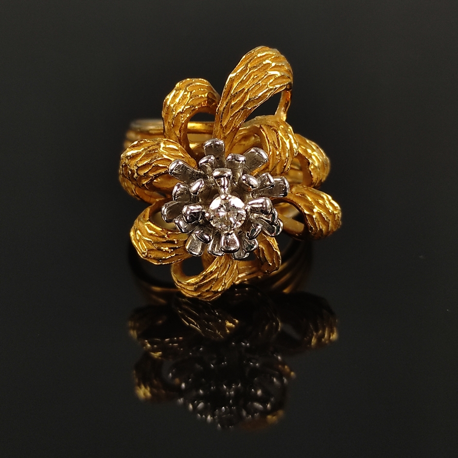 Exclusive goldsmith ring, 750/18K yellow gold, 19g, centered small diamond of approx. 0,17ct., work - Image 2 of 3