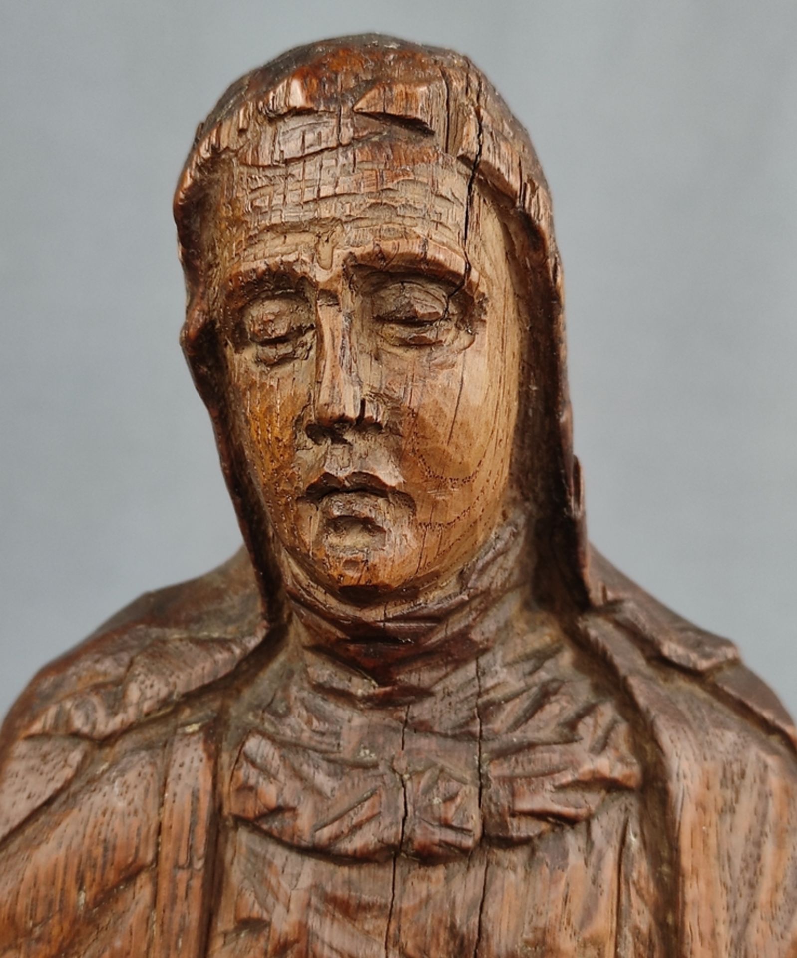 Pieta, Holz, ungefasst, wohl 18. Jahrhundert, H 28cm, rückseitig nachträglich angefügter künstliche - Bild 5 aus 6