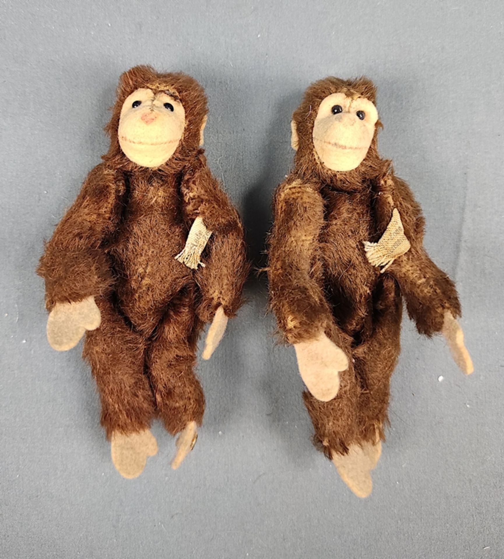 Steiff-Affen, US-Zone, 3 Stück, bestehend aus einem großen Affen, 5324, Höhe 27cm, und zwei kleinen - Bild 5 aus 6